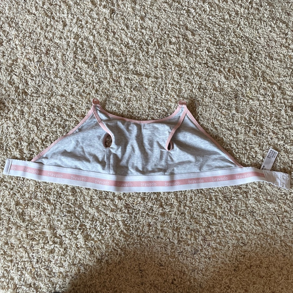 Women’s Bravado click and pump hands free nursing bra. Size M